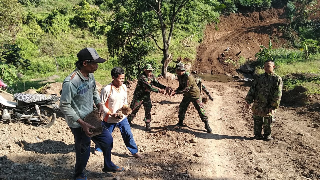 Anggota TNI Bersama Warga Bergotongroyong Bangun Jalan Tembus Antar Desa