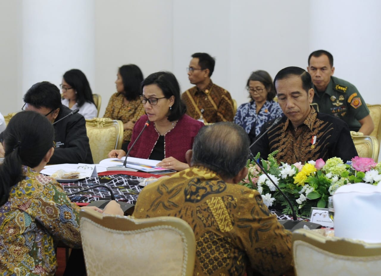 Presiden Jokowi bersama jajarannya menyelenggarakan rapat terbatas, Senin, 9 Juli 2018 di Istana Kepresidenan Bogor, Jawa Barat.