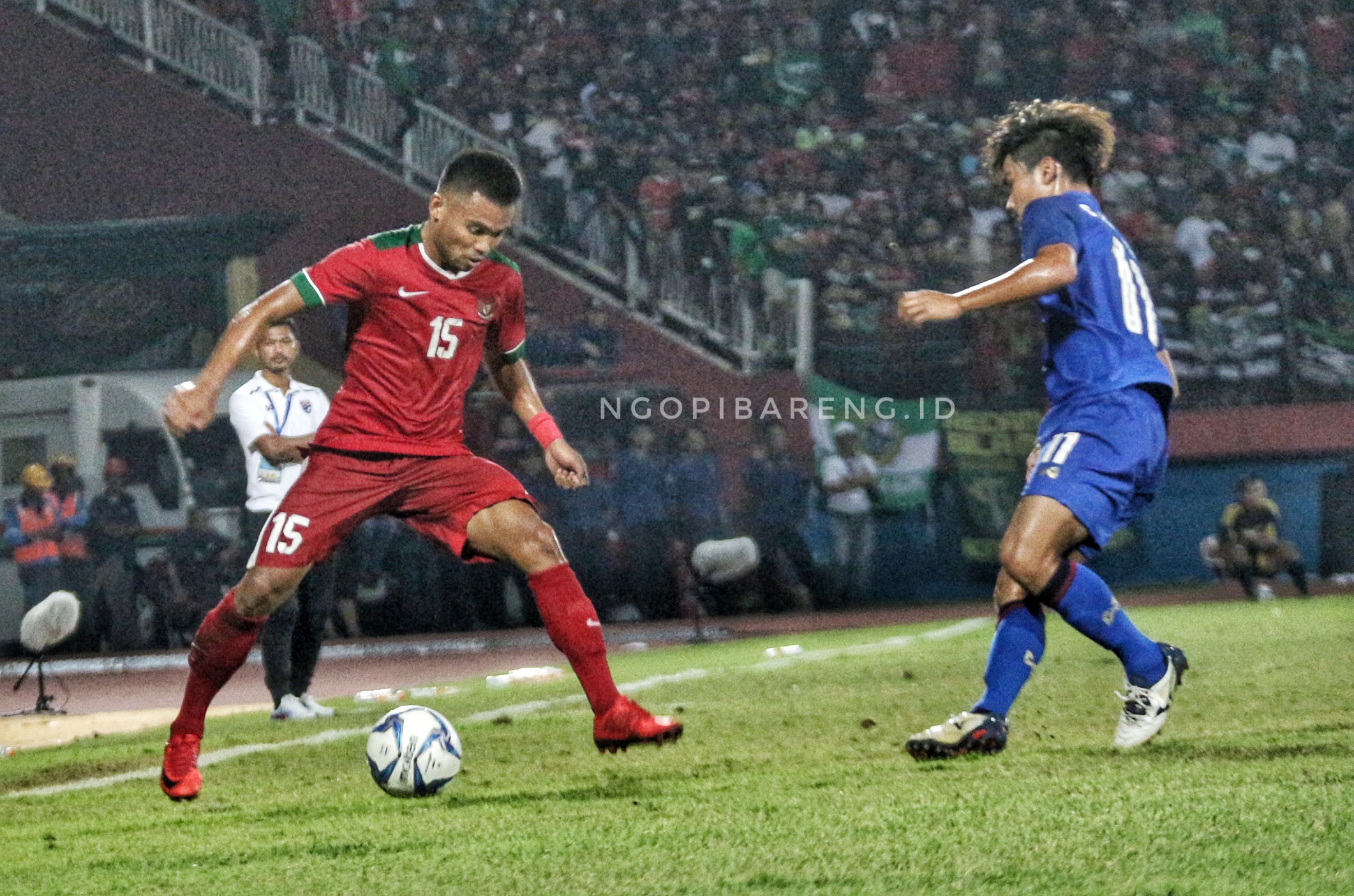 Pemain Timnas Indonesia U-19, Saddil Ramdani saat melewati Pemain Thailand, Senin 9 Juli 2018. (foto: hrs/ngopibareng)