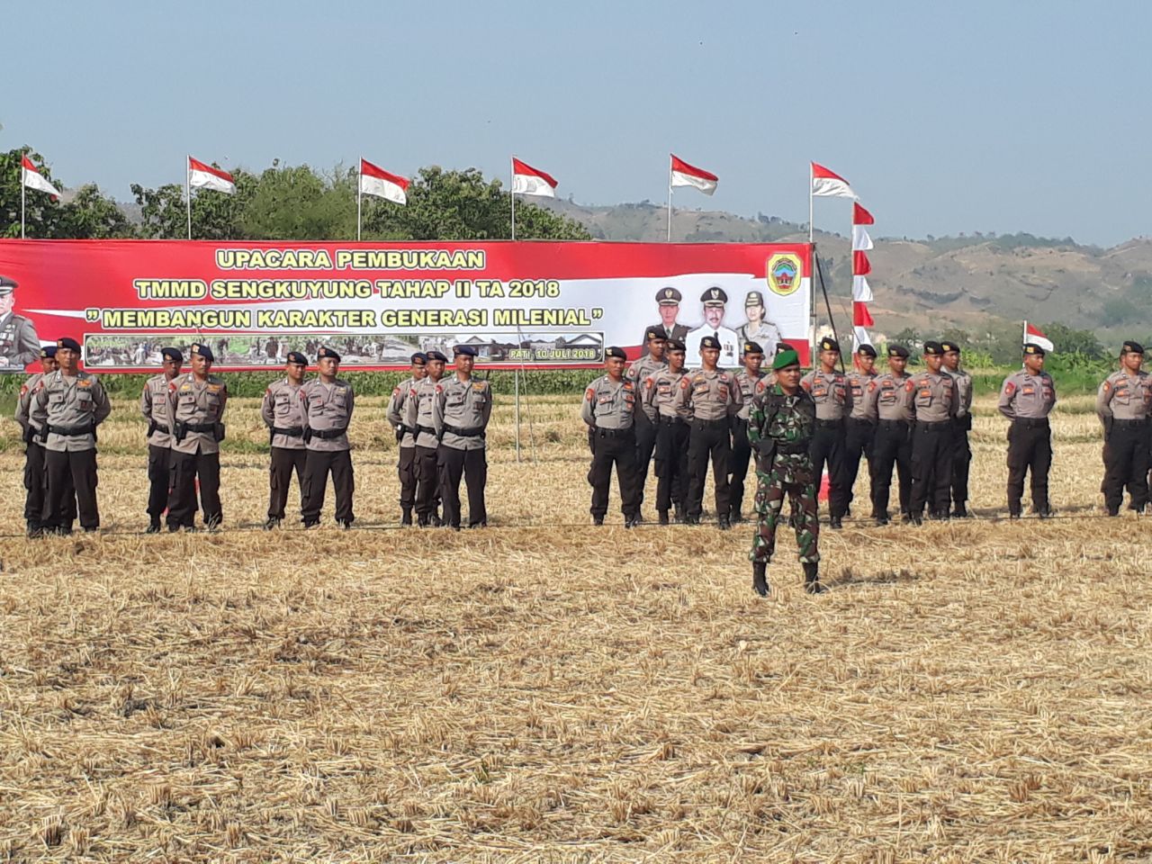 Pati-Kapten Kav Bambang Sugiatmiko tetap menunjukkan semangat sebagai Komandan upacara dalam rangka pembukaan TMMD sengkuyung Tahap II.