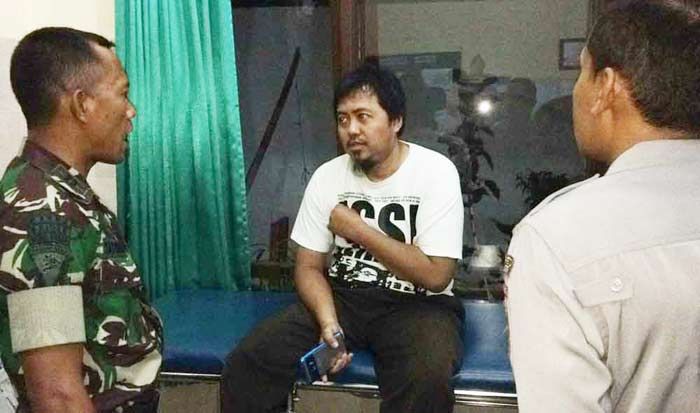 Oryza Ardianyah Wirawan saat membeberkan kronologi kejadian kepada petugas serta sejumlah awak media. (Foto: Dokumentasi)