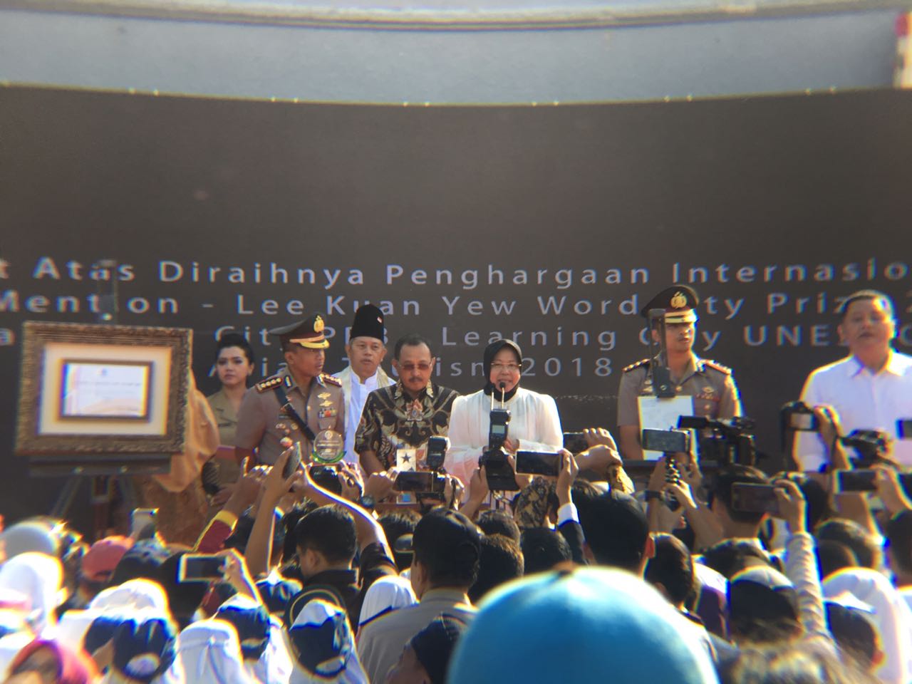 Wali Kota Risma usai arak-arakan penghargaan Lee Kwan Yew World City Prize, di Surabaya, Selasa, 10 Juli 2018. (foto: frd/ngopibareng.id) 