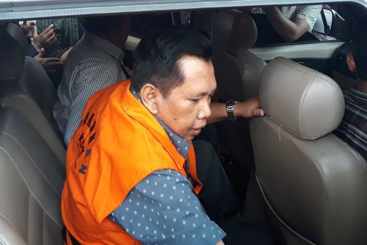 Kadis Perkebunan Samsul Arifin ditahan KPK, Selasa, 10 Juli 2018. (Foto: Antara)