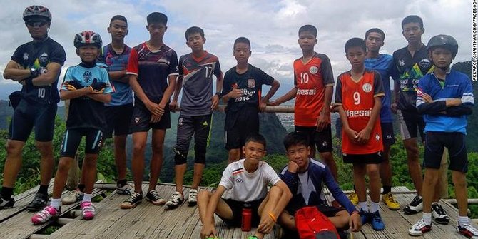Ekapol Chanthawong bersama 12 anak didiknya di Tim Moo Pa atau Wild Boars (Babi Hutan), yang terjebak di gua Tham Luang sejak 23 Juli 2018.
