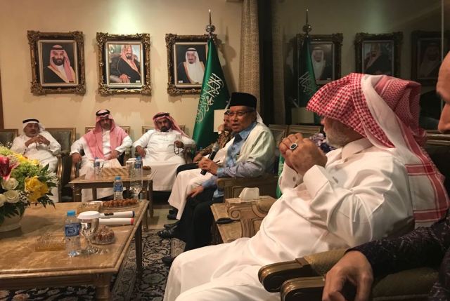 MODERAT: KH Said Aqil Siroj, Ketua Umum PBNU, di tengah pejabat pemerintah Arab Saudi. (foto: dok ngopibareng.id)