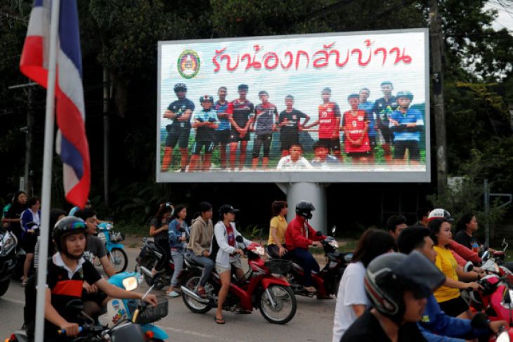 Sebuah papan memperlihatkan "Selamat datang di rumah, anak-anak" terlihat setelah usaha penyelamatan sudah dimulai untuk 12 murid dan pelatih sepakbola mereka yang terjebak di gua Tham Luang, di Chiang Rai, Thailand, Senin 9 Juli 2018. (Foto: Reuters)