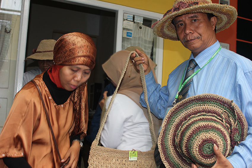 Turis mancanegara dari Kepulauan Fiji memborong handmade asli Bangkalan ini di workshop Mbak Faiq. foto:widikamidi 