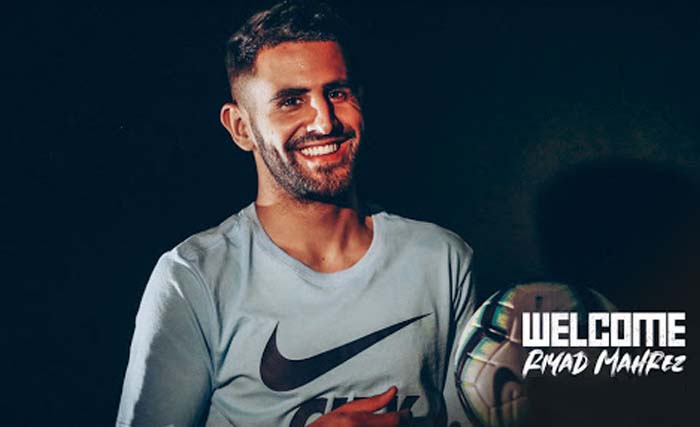 Riyad Mahrez mengenakan kostum Manchester City usai menandatangani kontrak untuk 5 tahun, hari Selasa 10 Juli kemarin. (foto: mancity.com)