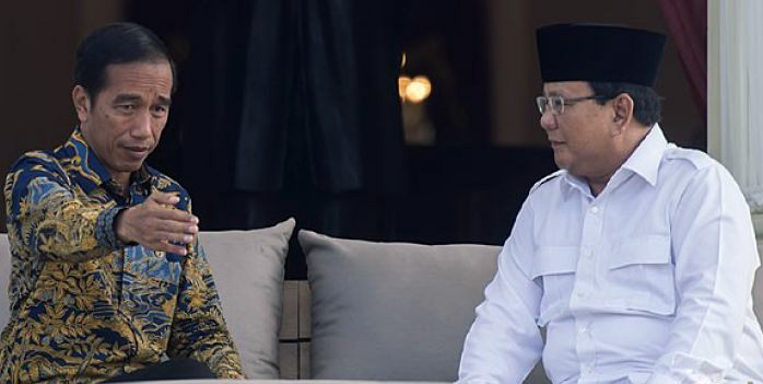 Presiden Joko Widodo berbincang dengan Ketua Umum DPP Partai Gerakan Indonesia Raya Prabowo Subianto (kanan) di teras belakang Istana Merdeka, Jakarta. (Foto: Antara)