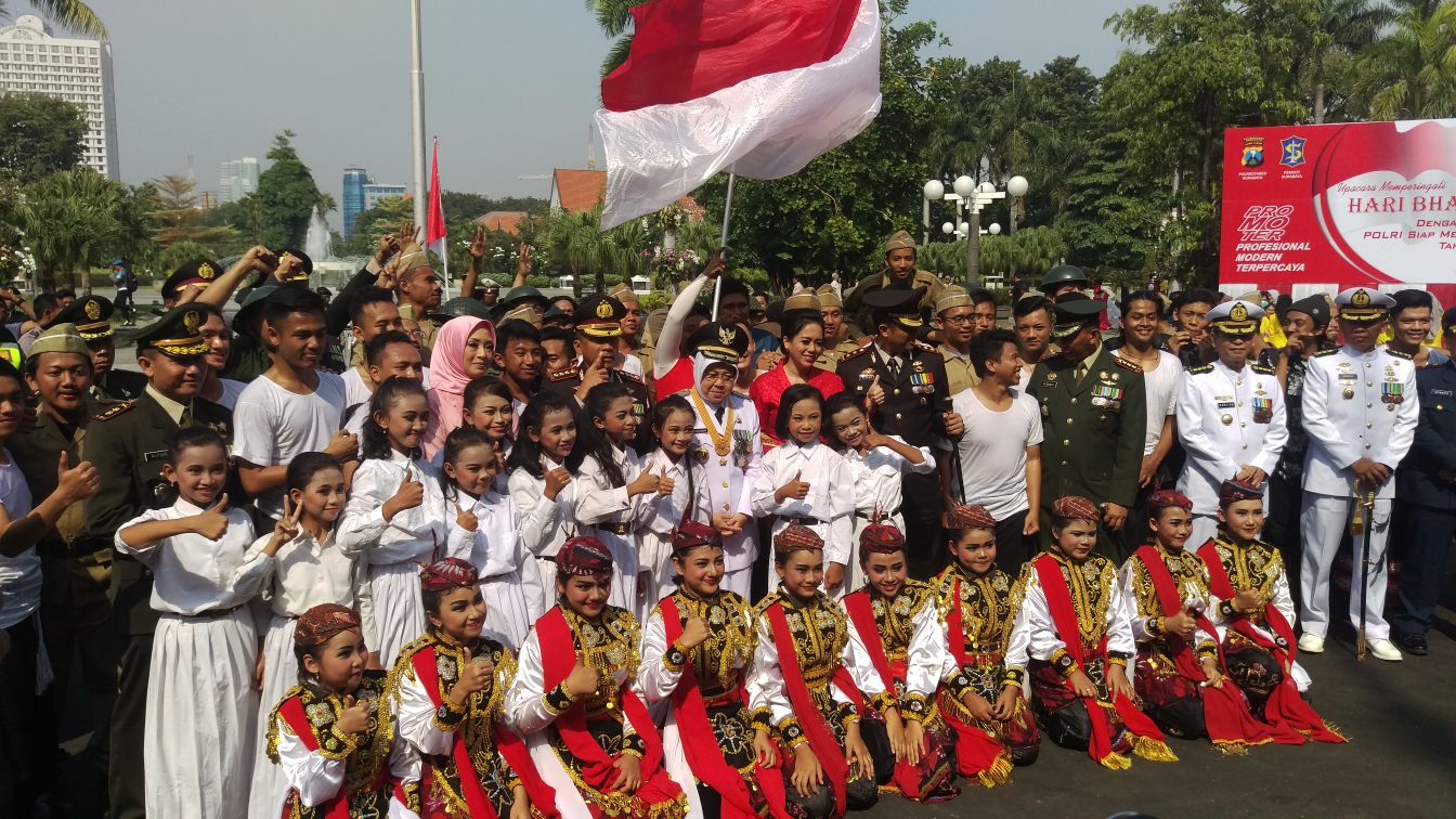 Wali Kota Risma dan Jajaran Forpimda Surabaya, usai upacara peringatan Hari Jadi Bhayangkara ke-72 bersama Kepolisian Surabaya, Rabu, 11 Juli 2018. (foto: farid/ngopibareng.id) 