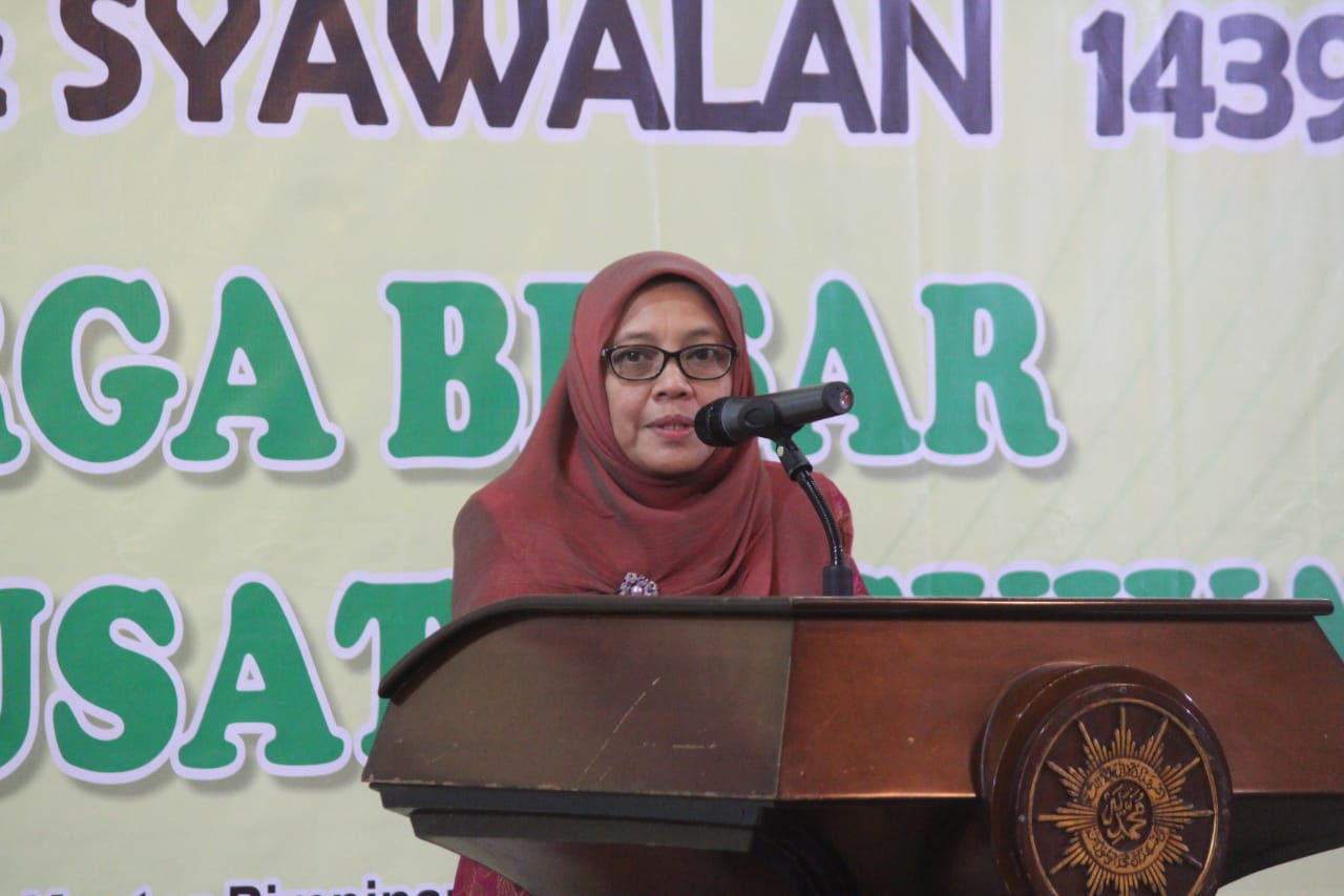 PENCERAHAN: Siti Noordjannah Djohantini, Ketua Umum Pimpinan Pusat (PP) 'Aisyiyah, memberikan keterangan pers. (foto: muhammadiyah online))