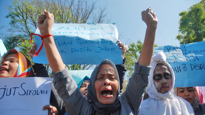 Sejumlah warga melakukan aksi unjuk rasa sistem Zonasi Sekolah di depan Gedung Sate, Bandung, Jawa Barat. (Foto: Antara)