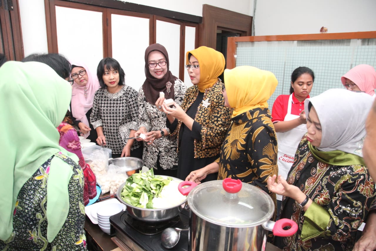 Fatma Saifullah Yusuf saat membuka pelatihan singkat (short course) Kuliner Ikan, di ruang rapat Arya Wiraatmaja, Surabaya, Rabu, 11 Juli 2018. (foto: Istimewa) 