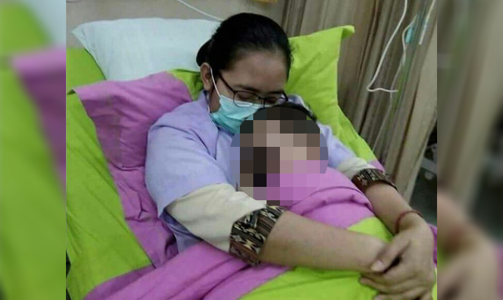 Seorang Perawat rumah sakit tengah menggendong anak korban bom di Bangil, Pasuruan. Foto ini viral di media sosial. (Foto: dok twitter)
