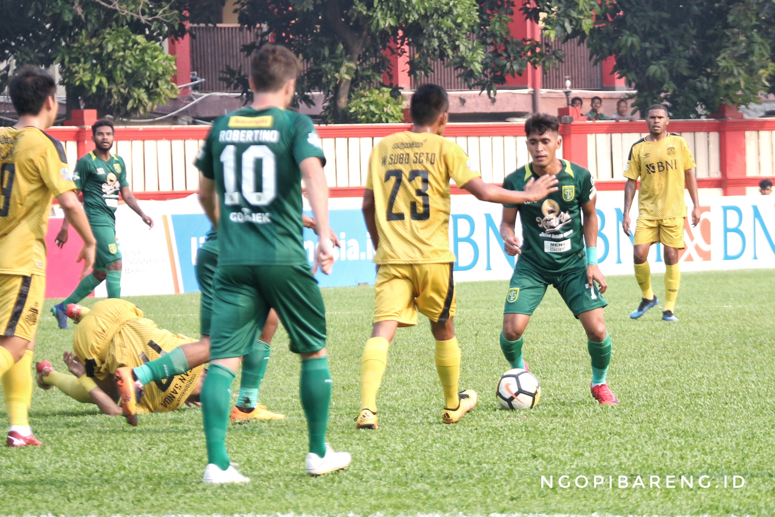 Pertandingan Persebaya vs Bhayangkara FC di Stadion PTIK Jakarta, Rabu 11 Juli 2018. (foto: hrs/ngopibareng)