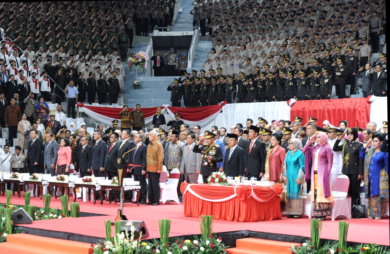 Presiden Joko Widodo saat menjadi inspektur upacara dalam peringatan HUT Bhayangkara ke 72 di Istora Senayan, Jakata, Rabu, 11 Juli 2018.