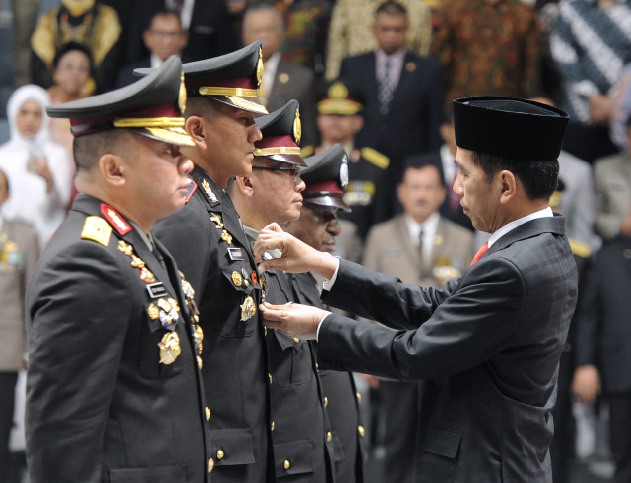 Presiden Joko Widodo saat menyematkan penghargaan Bintang Bhayangkara kepada anggota kepolisian. (Foto: Divisi Pers Presiden)