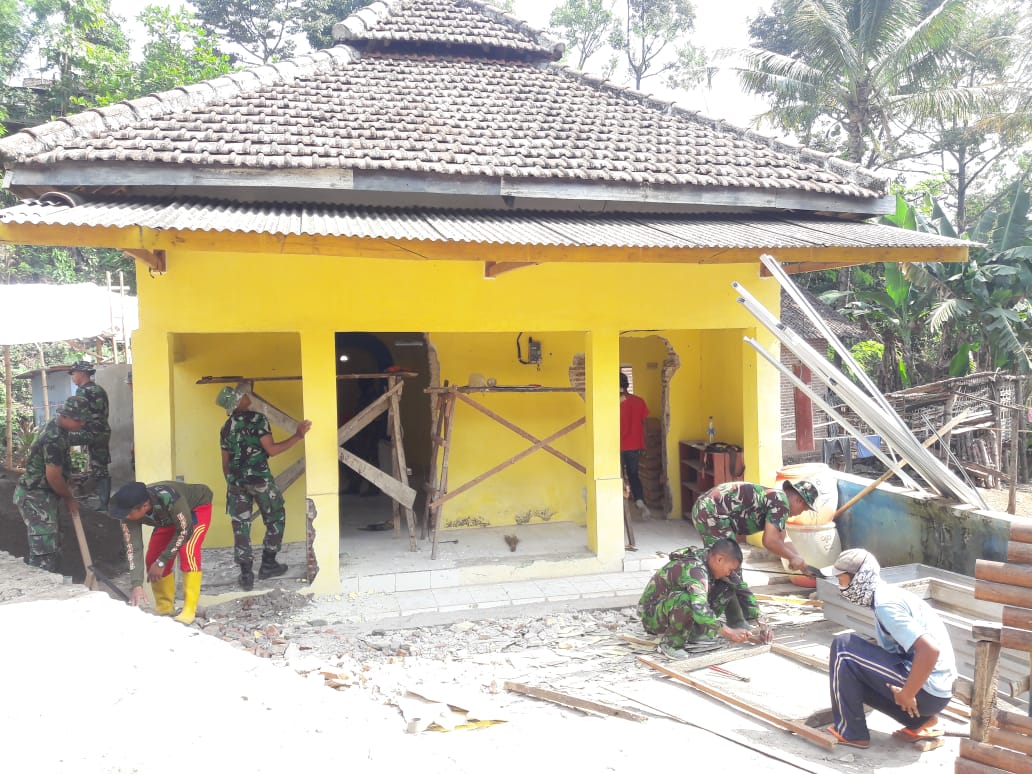 TNI Bersama Warga Kerjakan Renovasi Musholla Al Mukminin Desa Jembul