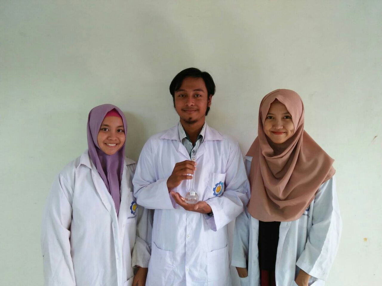 (Dari kiri ke kanan) Hafildatur Rosyidah,  Ahnaf dan Dwi Jayanti, tiga mahasiswa ITS yang berhasil menyulap kulit mangga menjadi bahan antikorosi. (Dok)