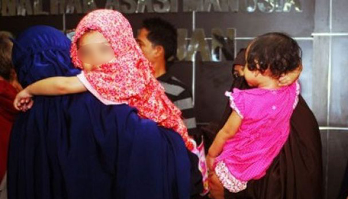 Para istri dan anak-anak terduga teroris mengadu ke Komnas HAM di Jakarta, beberapa waktu lalu. Mereka memprotes Tim Densus 88 ketika melakukan penggerebekan dan penangkapan yang menimbulkan trauma terhadap anak-anak mereka. (Foto: Antara)