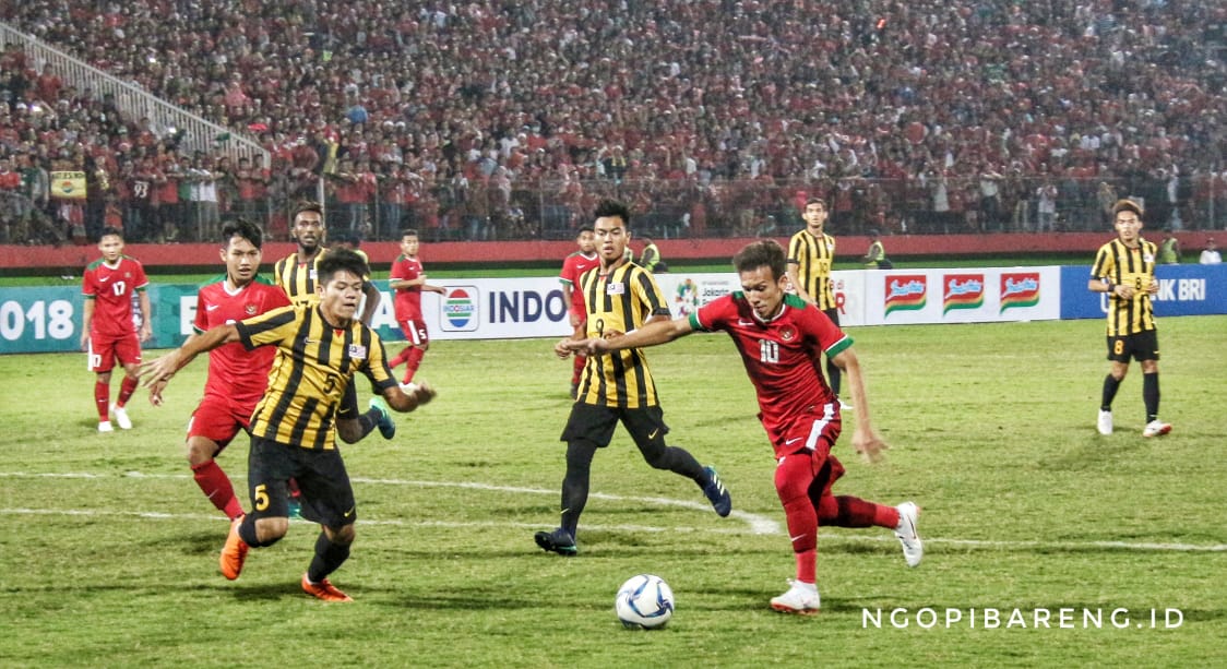 Pemain Indonesia U-19, Egy Maulana Vikri (kanan) saat melewati pemain Malaysia, di semifinal piala AFF U-19. (foto: hrs/ngopibareng)