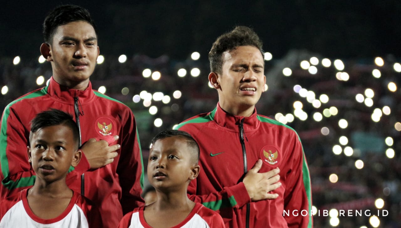Pemain Timnas Indonesia U-19, Egy Maulana Vikri (kanan) menangis saat nyanyikan lagu Indonesia Raya. (foto: hrs/ngopibareng)
