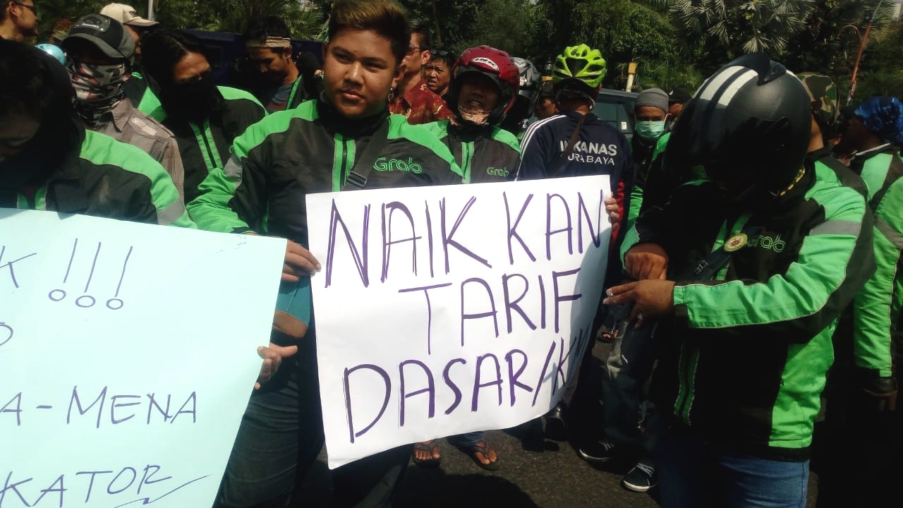 Sejumlah driver ojol melakukan aksi di depan Gedung Negara Grahadi, Surabaya, 13 Juli 2018. (foto: frd/ngopibareng.id) 