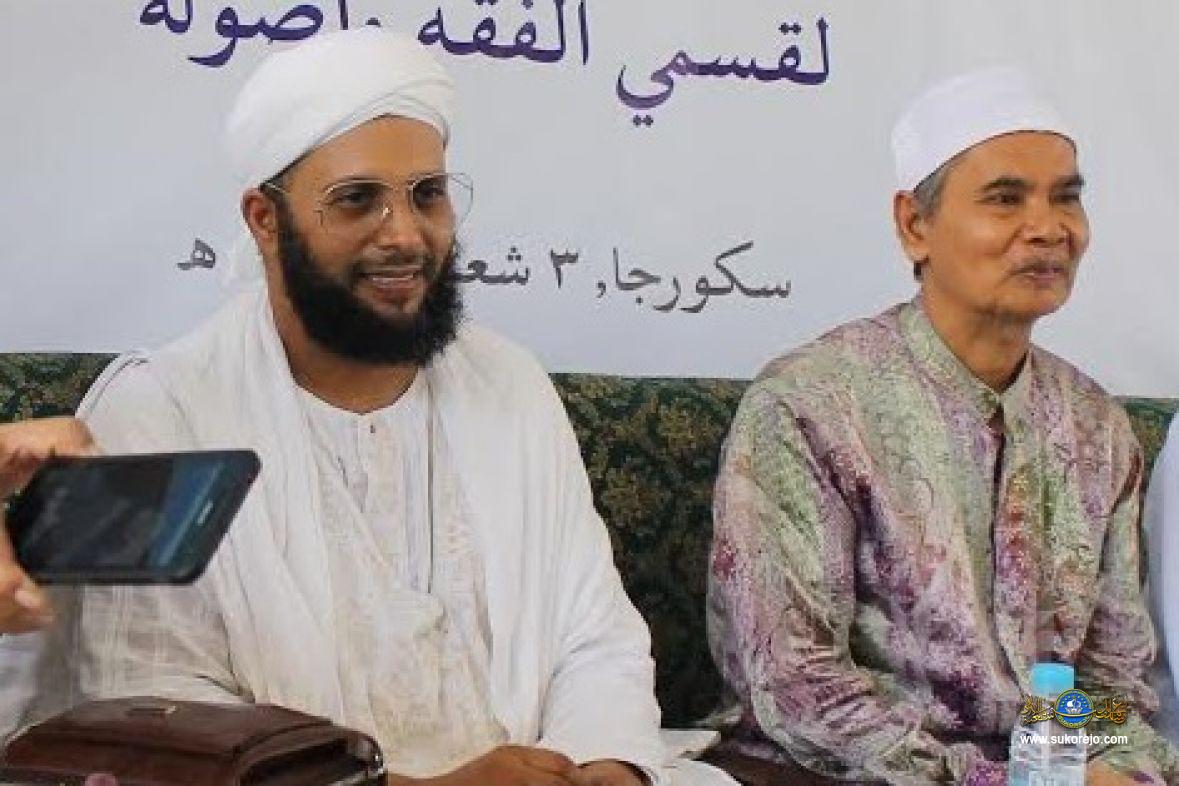 PENJELASAN: KH Afifuddin Muhajir (kanan) bersama ulama dari TImur Tengah. (foto: ist)