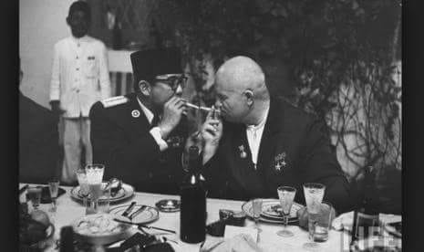 MEROKOK: Bung Karno bersama Krushchev di Moskow pada 1960. (foto: dok sejarah)