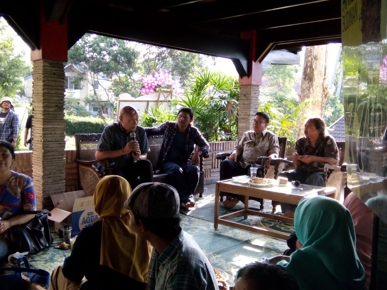 Halim HD ketika berdiskusi di kediaman Arief Budiman di Salatiga. (foto: HHD for ngopibareng.id)
