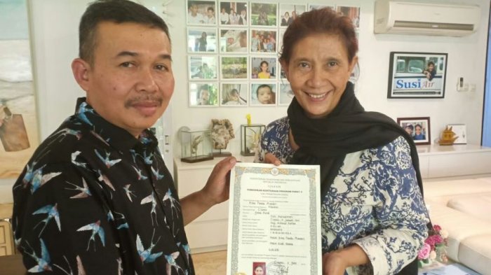 Menteri Kelautan dan Perikanan Susi Pudjiastuti menerima ijazah SMA dari Ketua Yayasan Bina Pandu Mandiri Didi Ruswendi 