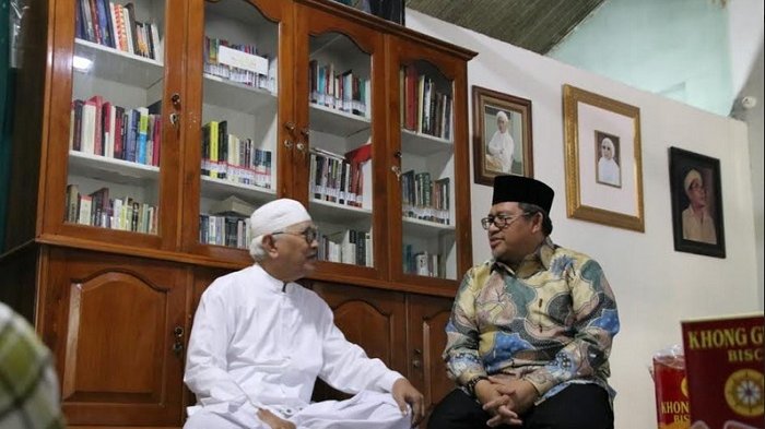 DISAMBANGI: Gus Mus ketika menerima Ahmad Heryawan di kediamannya di Rembang. (foto: gus mus for ngopibareng.id)