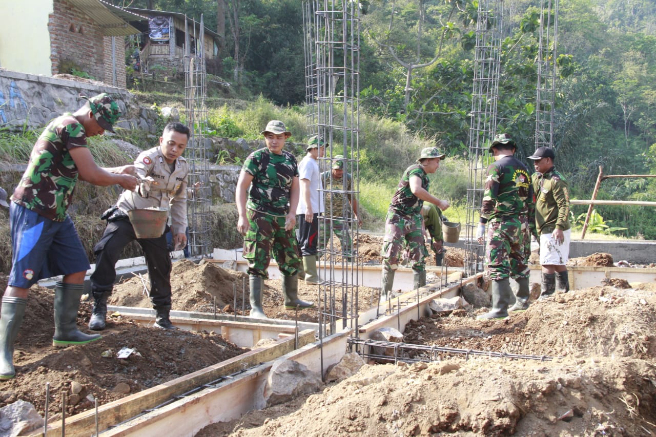 TNI - Polri Bersinergi Dalam Pengerjaan Proyek Fisik TMMD Ke-102 Di Desa Jembul Kecamatan Jatirejo, Mojokerto  