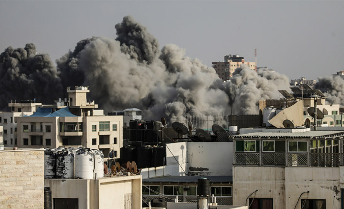 Asap membubung dari sebuah gedung saat serangan udara Israel di Gaza City, Sabtu 14 Juli 2018 kemarin. Militer Israel melakukan serangan udara yang menargetkan Hamas di Jalur Gaza, menyusul bentrokan yang menewaskan dua warga Palestina termasuk seorang remaja dan melukai beberapa ratus lainnya. (foto: mahmud  hams/afp)