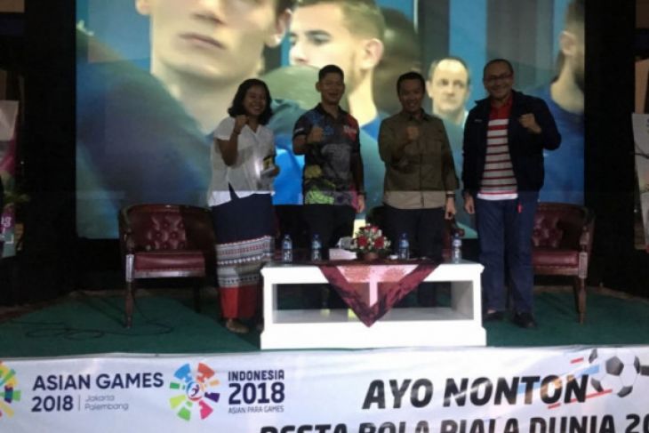 Menpora Imam Nahrawi (tengah) saat diskusi Asian Games dan Paragames 2018 di halaman Kemenpora Jakarta, Minggu sebelum pertandingan final Piala Dunia 2018 antara Prancis melawan Kroasia. (foto: Antara)
