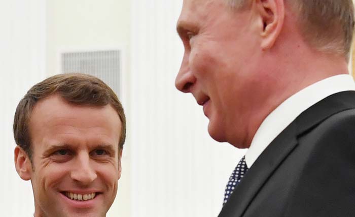 Presiden Rusia Vladimir Putin (kanan) dan  Presiden Prancis Emmanuel Macron saat pertemuan mereka di Kremlin, Moskow, 15 Juli 2018.(foto:yuri kadibnov/afp)