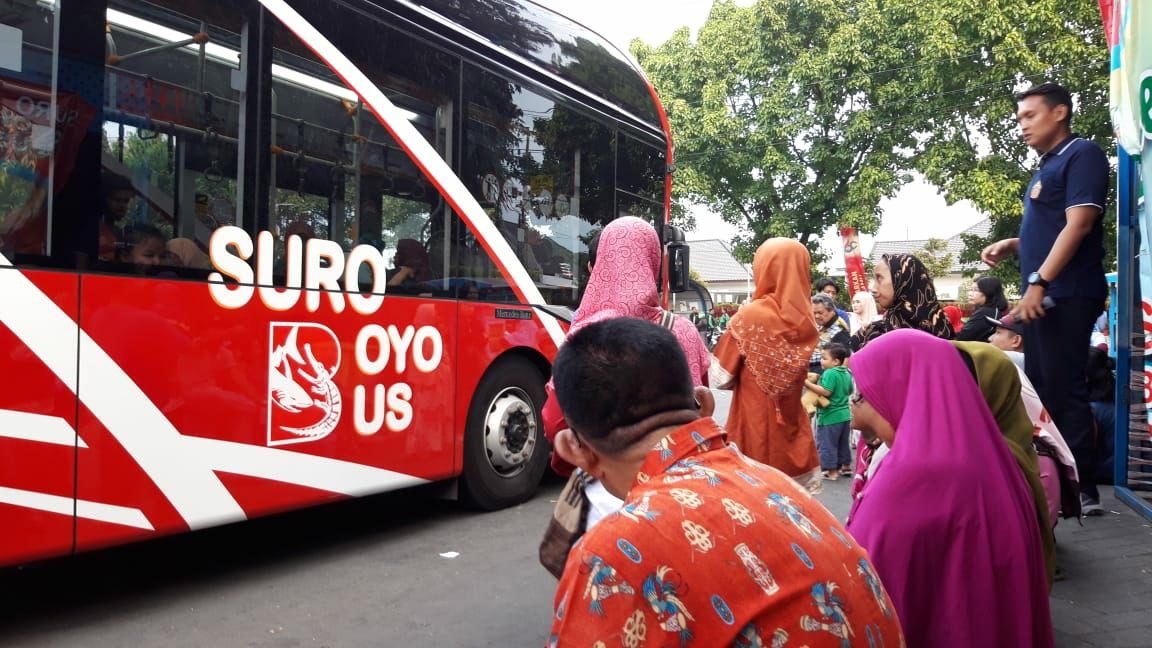 Antrean penumpang sebelum naik Suroboyo Bus di Terminal Purabaya, Surabaya. (foto: ngopibareng)