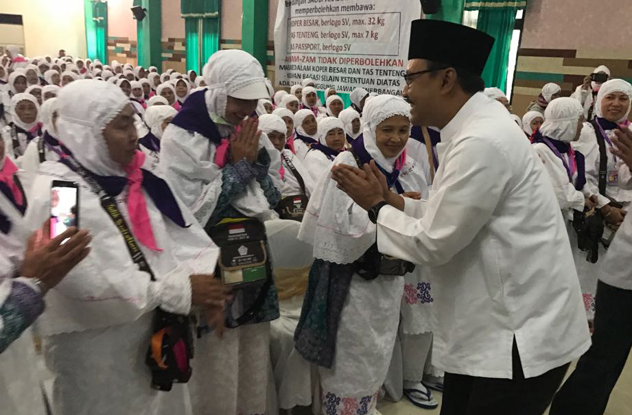 Wakil Gubernur Jawa Timur Saifullah Yusuf memberangkatkan jemaah haji. Foto : Ilustrasi