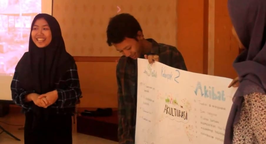 Tim AKU SUROBOYO, menjelaskan program mereka pada siswa-siswi SMA Negeri 6 Surabaya. (Doc)
