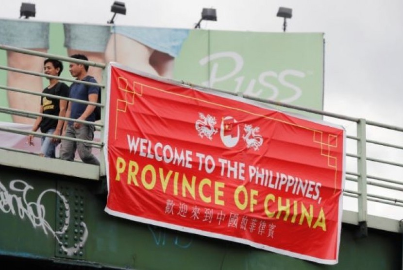 Spanduk ‘Filipina provinsi China’ memicu kemarahan publik.