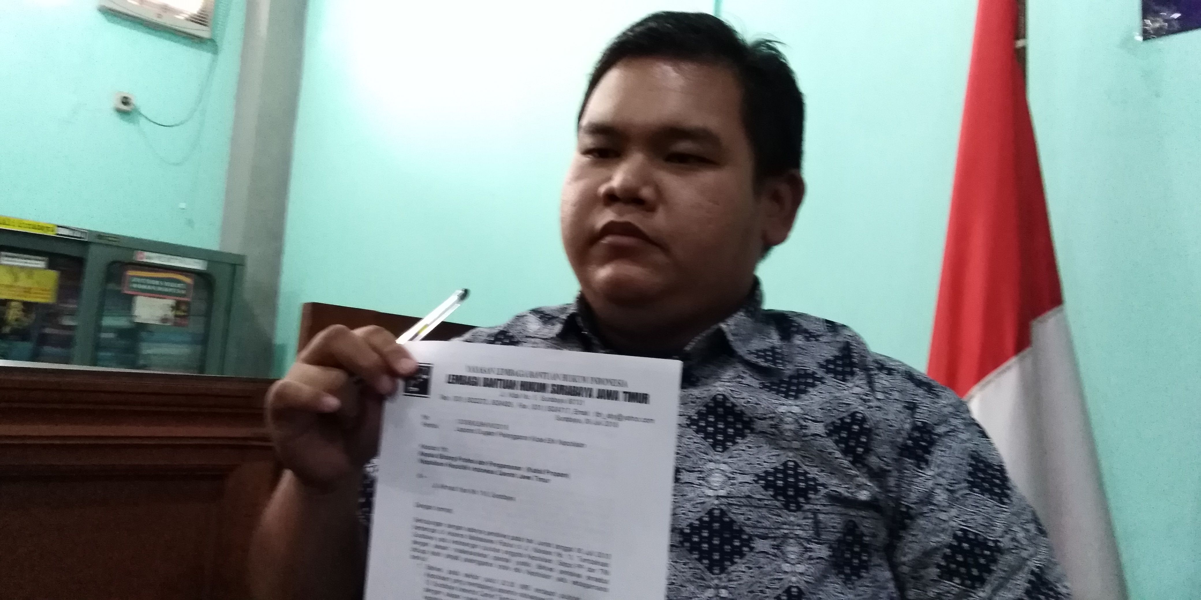 Direktur LBH Surabaya, Abd. Wachid Habibullah saat ditemui di Kantor LBH Surabaya, Senin, 16 Juli 2018. (foto: Farid/ngopibareng.id) 
