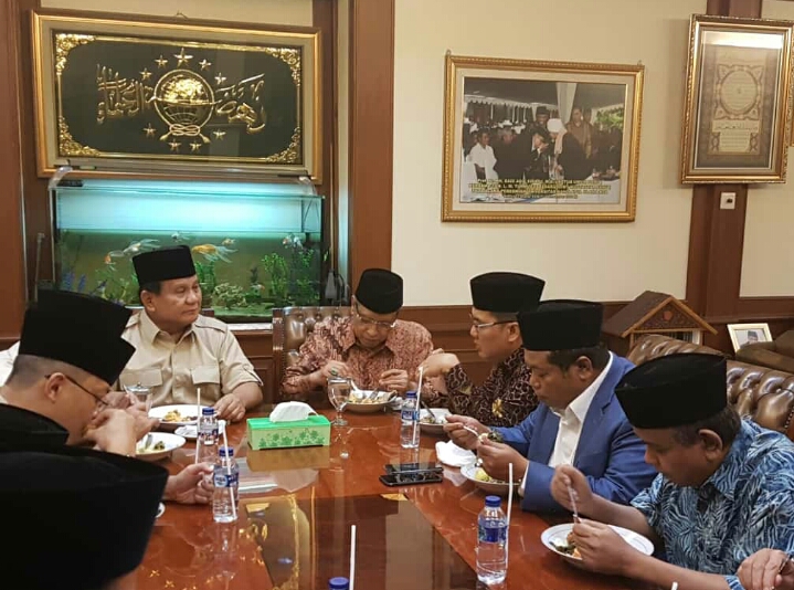 MAKAN MALAM: Prabowo Subianto menikmati makan malam di PBNU Jakarta. (foto: pbnu for ngopibareng.id)