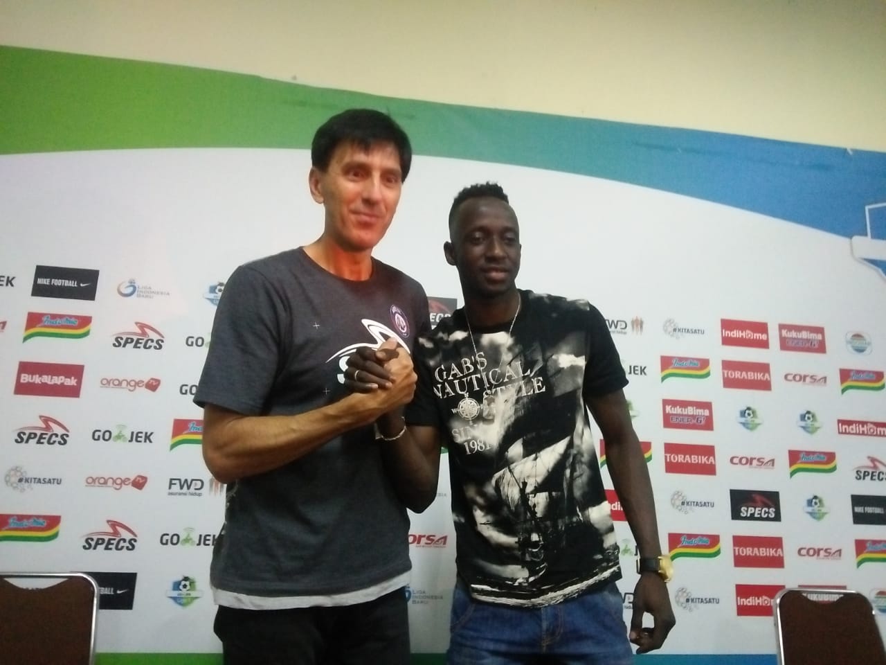 Pelatih Arema FC, Milan Petrovic bersama Makan Konate
