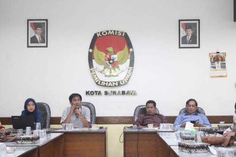 (dua dari kiri) Ketua Komisi Pemilihan Umum Kota Surabaya, Nur Syamsi. (foto: farid/ngopibareng.id) 