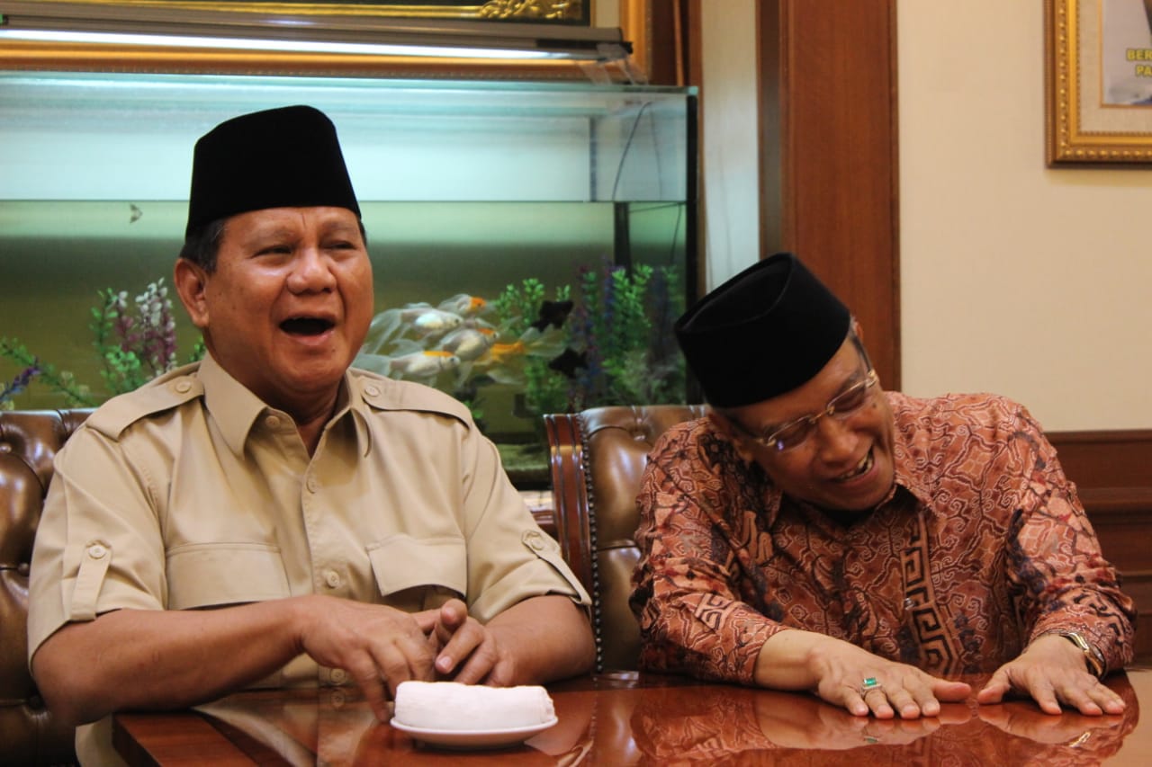 SANTAI: Prabowo Subianto bersama KH Said Aqil Siroj di PBNU Jakarta. (foto: pbnu for ngopibareng.id)