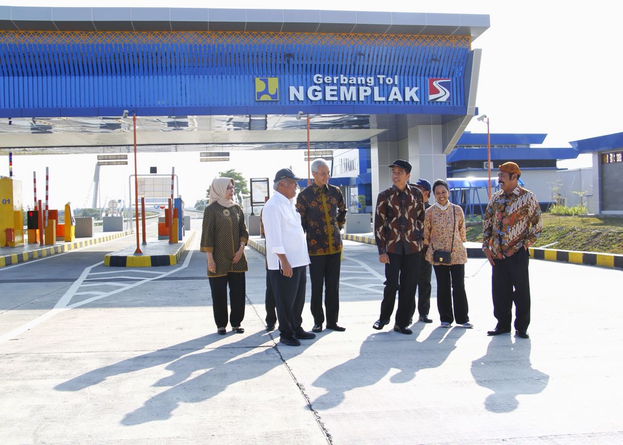 Presiden Joko Widodo (Jokowi) meresmikan ruas tol Kertasura – Sragen sepanjang 35 Km yang merupakan bagian dari Tol Solo-Ngawi sepanjang 90 Km, di Gerbang Tol Ngemplak, Boyolali, Jawa Tengah. (Foto: Dok. PUPR)
