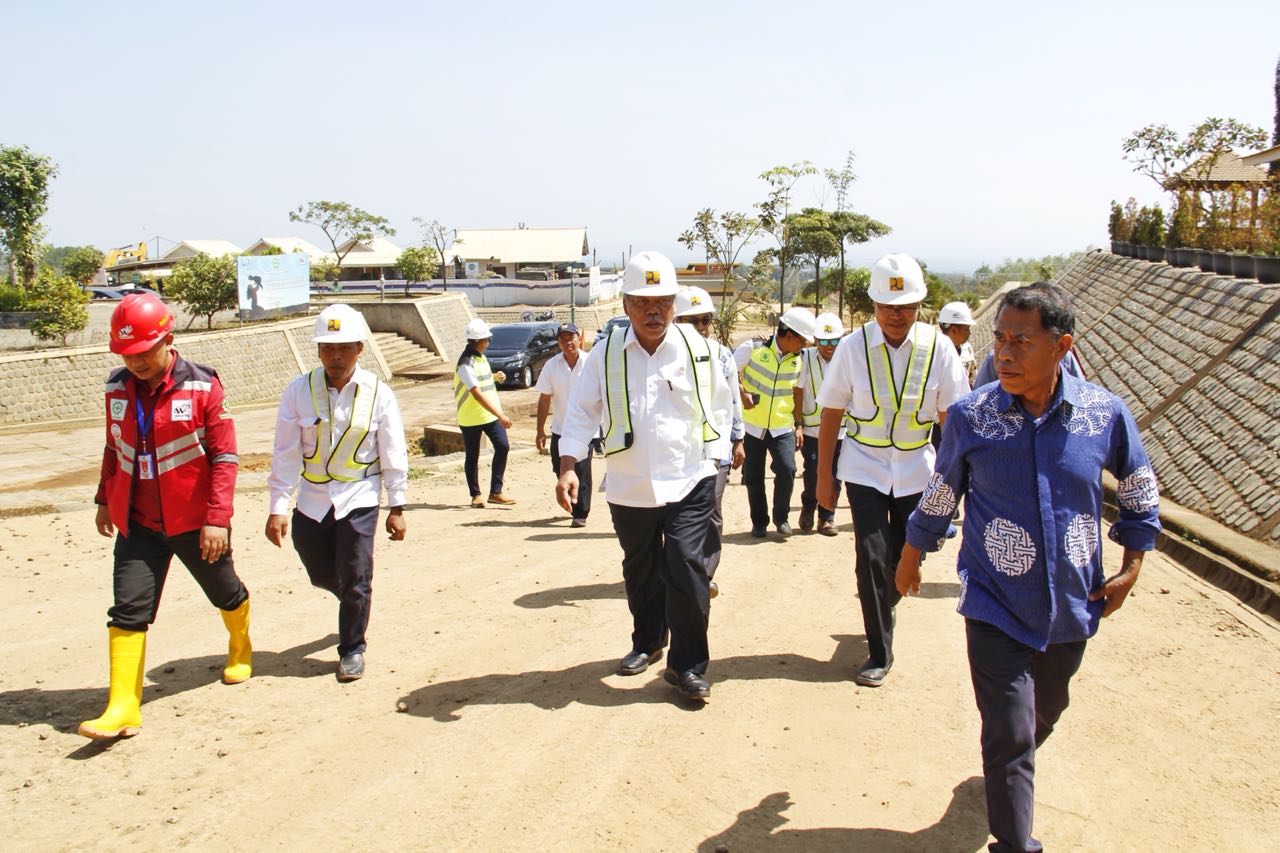Menteri Basuki tinjau lokasi pembangunan Bendungan Gondang, Kabupaten Karanganyar, Minggu, 15 Juli 2018. (Foto: Dok.PUPR)