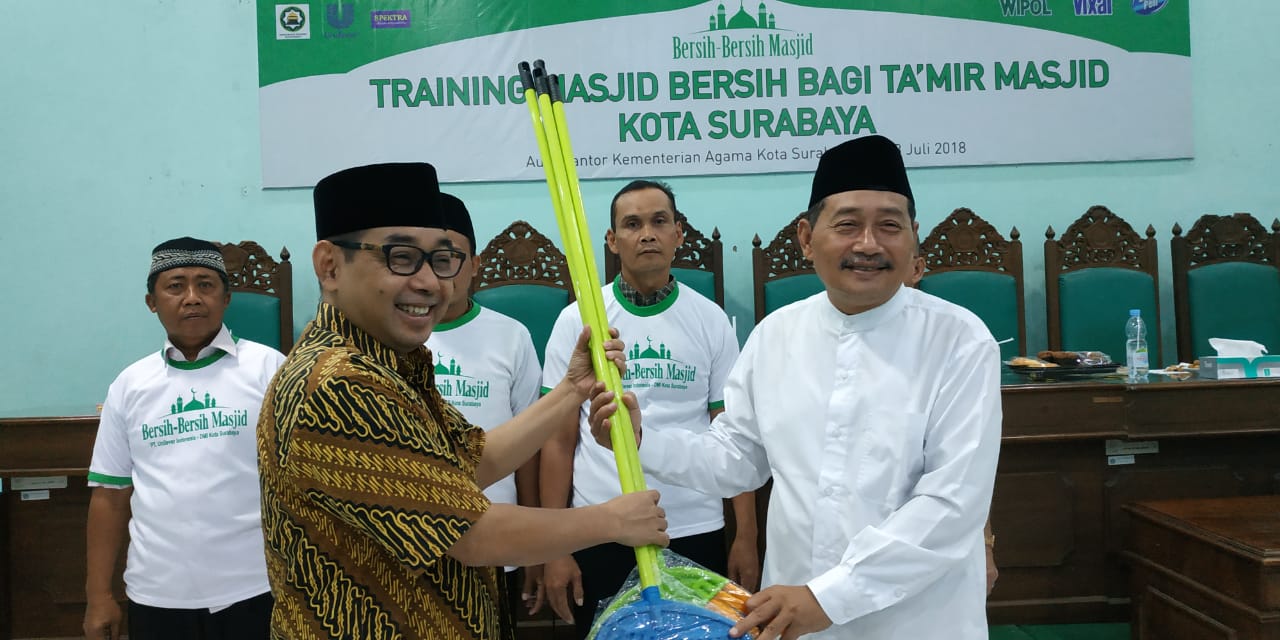 Penyerahan sapu secara simbolis dari Roni Sya'roni, perwakilan Unilever (kanan) kepada Ketua DMI Kota Surabaya Arif Afandi (17/7). Foto : ngopibareng.id