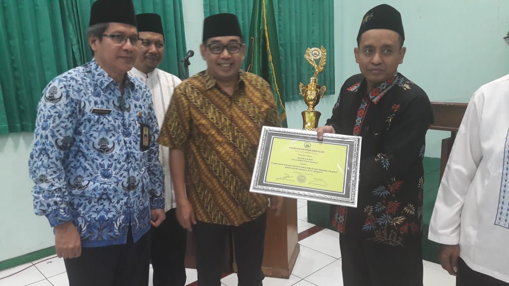 BERSIH: Ketua DMI Surabaya, Arif Afandi menyerahkan penghargaan. (foto: DMI for ngopibareng.id)
