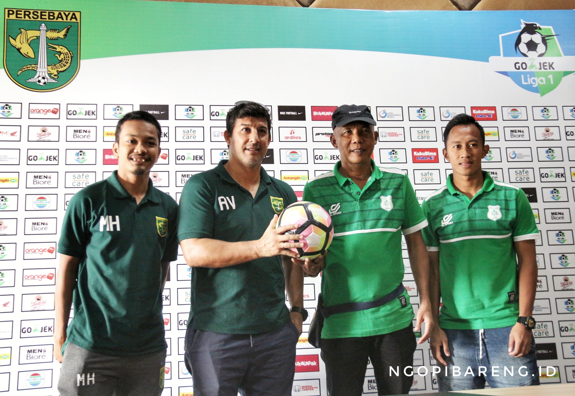 Pelatih Persebaya, Angel Alfredo Vera bersama asiten pelatih PSMS Medan Suharto AD. (foto: hrs/ngopibareng)